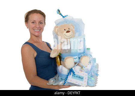 Isoliert auf einem weißen Hintergrund, eine hübsche Dame mit Baby Windeltorte mit verschiedenen Produkten für die werdende Familie anwesend und Stockfoto