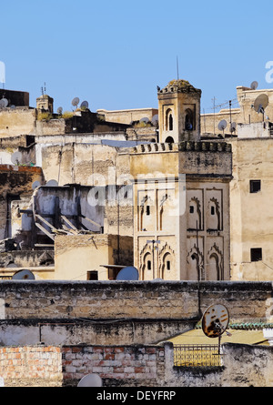 Blick auf die Dächer und Minarette in der alten Medina von Fes, Marokko, Afrika Stockfoto