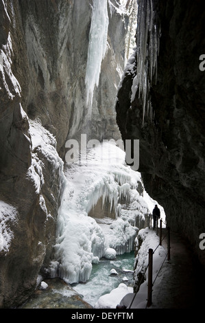 Verschneiten Schlucht mit Eiszapfen, Partnachklamm, Garmisch-Partenkirchen, Upper Bavaria, Bavaria, Germany Stockfoto