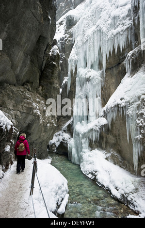 Verschneiten Schlucht mit Eiszapfen, Partnachklamm, Garmisch-Partenkirchen, Upper Bavaria, Bavaria, Germany Stockfoto