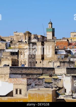 Blick auf die Dächer und Minarette in der alten Medina von Fes, Marokko, Afrika Stockfoto