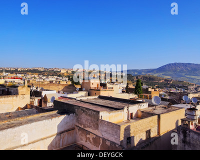Blick auf die Dächer und Minarette in der alten Medina von Fes, Marokko, Afrika Stockfoto
