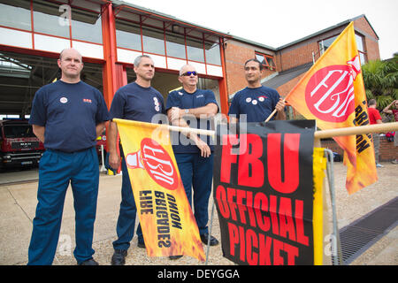 Feuerwehr Streik, England, UK 25.09.2013 Feuerwehrmänner außerhalb Wimbledon Feuerwache im Rahmen der Feuerwehr-Renten-Streit stehen. Großbritanniens Feuerwehrleute inszenieren ihre ersten nationalen Stillstand in 11 Jahren heute inmitten einer erneuten Streit über das Streikrecht der Beschäftigten im öffentlichen Dienst. Sie gehen für vier Stunden ab Mittag in einem Rechtsstreit über Renten, so dass Räte auf Notfallpläne zur Abdeckung zu verlassen. Bildnachweis: Jeff Gilbert/Alamy Live-Nachrichten Stockfoto