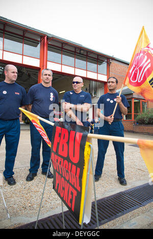 Feuerwehr Streik, England, UK 25.09.2013 Feuerwehrmänner außerhalb Wimbledon Feuerwache im Rahmen der Feuerwehr-Renten-Streit stehen. Großbritanniens Feuerwehrleute inszenieren ihre ersten nationalen Stillstand in 11 Jahren heute inmitten einer erneuten Streit über das Streikrecht der Beschäftigten im öffentlichen Dienst. Sie gehen für vier Stunden ab Mittag in einem Rechtsstreit über Renten, so dass Räte auf Notfallpläne zur Abdeckung zu verlassen. Bildnachweis: Jeff Gilbert/Alamy Live-Nachrichten Stockfoto