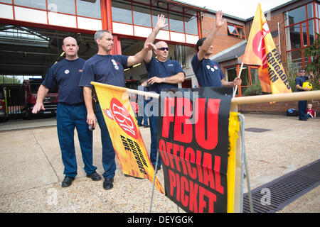 Fire Brigade Streik, England, UK 25.09.2013 bestreiten Feuerwehrleute winken an vorbeifahrenden Fans wie sie Renten außerhalb Wimbledon Feuerwache als Teil der Feuerwehrleute stehen. Großbritanniens Feuerwehrleute inszenieren ihre ersten nationalen Stillstand in 11 Jahren heute inmitten einer erneuten Streit über das Streikrecht der Beschäftigten im öffentlichen Dienst. Sie gehen für vier Stunden ab Mittag in einem Rechtsstreit über Renten, so dass Räte auf Notfallpläne zur Abdeckung zu verlassen. Bildnachweis: Jeff Gilbert/Alamy Live-Nachrichten Stockfoto