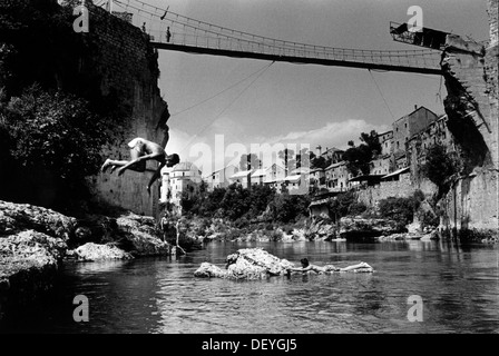 Die temporäre Hängebrücke errichtet, um die Stari Mostar Brücke über den Fluss Neretva ersetzen im Bosnien-Krieg zerstört. Stockfoto