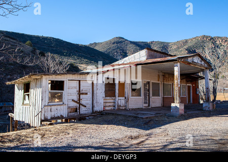 Ein verfallenes Gebäude sitzt auf einem Hügel zwischen Cottonwood und Jerome in Arizona, USA Stockfoto