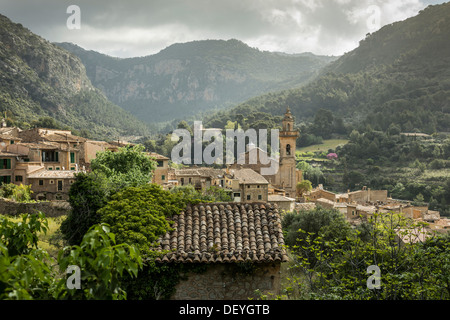 Stadt in den Bergen, Valldemossa, Mallorca, Balearen, Spanien Stockfoto