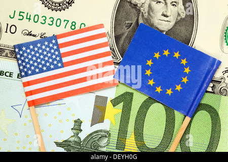 Flaggen der USA und der EU über Mark Dollar und Euro, symbolische Foto Freihandelszone zwischen den USA und der EU Stockfoto