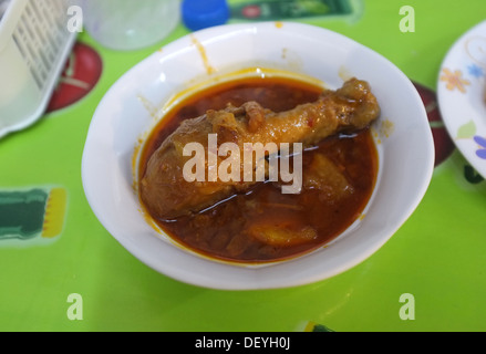 Schüssel mit thailändischen Massaman Curry in Bangkok, Thailand Stockfoto