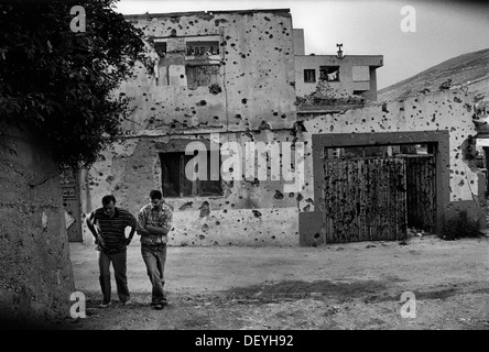 Menschen wieder in ein Gefühl von Normalität inmitten der Ruinen nach dem Dayton-Friedensabkommen. Mostar, Bosnien. 1996 Stockfoto