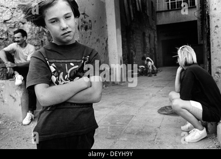 Menschen wieder in ein Gefühl von Normalität inmitten der Ruinen nach dem Dayton-Friedensabkommen. Mostar, Bosnien Stockfoto