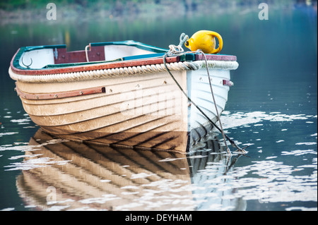 Ein Boot vor Anker am Fluss while in Cornwall Stockfoto