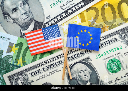 Flagge der USA und der EU auf Dollar-Noten und Schutztechniken, symbolische Foto Freihandelszone zwischen den USA und der EU Stockfoto