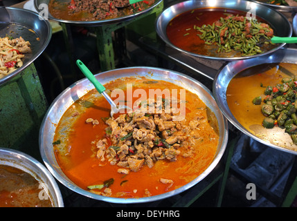 Thai-Currys Kochen am Straßenmarkt, Bangkok, Thailand Stockfoto