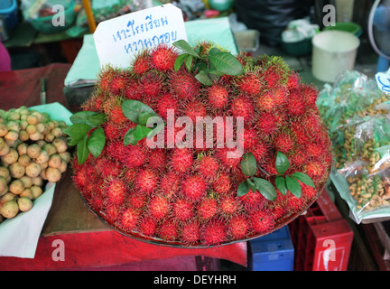 Rambutan Früchte zum Verkauf auf Markt in Bangkok, Thailand Stockfoto