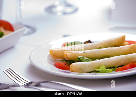 Türkischen Stil gefüllte Filo Teig Käsebrötchen mit Tomaten und Salat serviert Stockfoto