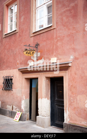 Öffentliche WC-Tür in der Altstadt Stockfoto