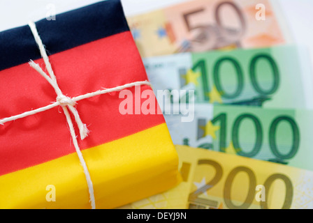 Parzelle in deutschen Nationalfarben auf Banknoten, symbolisches Bild deutsche Sparpaket Stockfoto