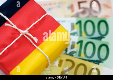 Parzelle in deutschen Nationalfarben auf Banknoten, symbolisches Bild deutsche Sparpaket Stockfoto