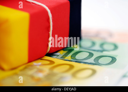 Parzelle in deutschen Nationalfarben auf Banknoten, symbolisches Bild deutsche Sparpaket Stockfoto