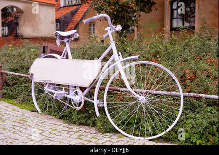 Lavendel-Bike mit leeren Brett gestützt auf tube Stockfoto