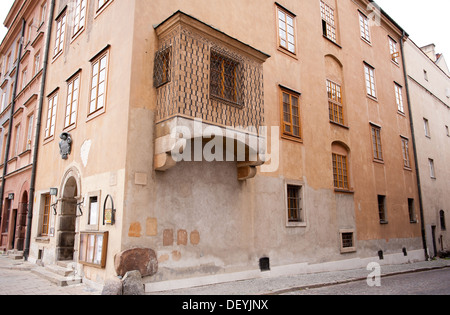 Seltene alte dekorative Entwurfsfenster im Gebäude Stockfoto