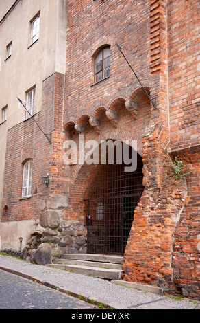 Spalier im Gateway und Speere in Wand Stockfoto