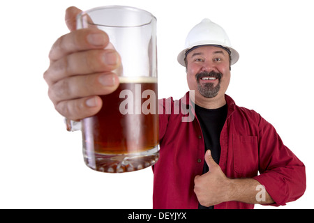 Glücklich Schutzhelm Arbeiten geben einen Daumen nach oben, den Austausch Bierglas, rotes Hemd zusammen mit seinem weißen Schutzhelm tragen Stockfoto