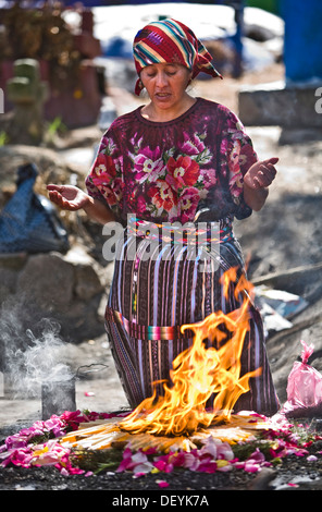 Quiche einheimische Frau Ehren Toten auf dem Friedhof, Chichicastenango, Quiche Abteilung, Guatemala, Mittelamerika Stockfoto