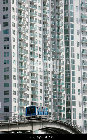 Metrorail Trainer vor Mehrfamilienhaus in den financial District von Miami, Florida, USA, Amerika Stockfoto