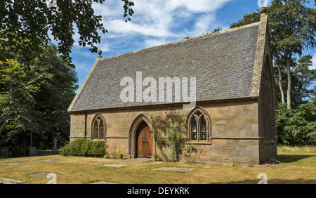 MICHAEL KIRK GORDONSTOUN SCHOOL MORAY SCHOTTLAND MIT ROTEN ROSEN AN DER TÜR Stockfoto