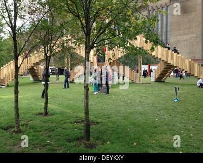 London, UK. 15. September 2013. Endlose Treppe. Escher-artige endlose Treppe auf dem Tate Modern Rasen sind Teil des London Design Festival 2013. 187 Treppen - 436m ineinandergreifenden Pfade bestehen von 11,4 Tonnen American Tulipwood, ein reichlich Material welcher Designer Alex de Rijke prognostiziert die dominierende Baustoff des 21. Jahrhunderts und nannte es Ì ¢ sein wird?? die neue ConcreteÌ ¢??, Tate Modern, London, UK © Veronika Lukasova/ZUMAPRESS.com/Alamy Live-Nachrichten Stockfoto