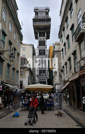 Der Aufzug Elevador de Santa Justa zwischen Bairro Alto und Chiado oder Baixa, Lissabon, Portugal, Europa Stockfoto