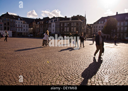 Schatten und Silhouetten auf Markt Maastricht Niederlande Shopper und Radfahrer Stockfoto