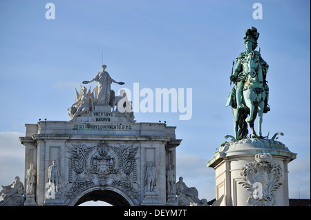 Arco da Rua Augusta Bogen und Statue von König José I., Praça do Comércio, Lissabon, Portugal, Europa Stockfoto