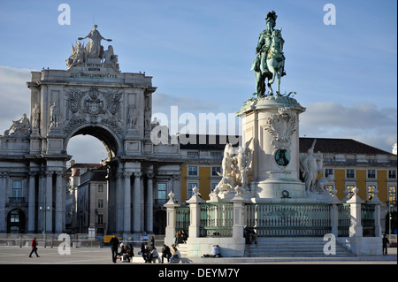 Triumphbogen Arco da Rua Augusta Und Statue von König José I., Praça do Comércio Platz, Lissabon, Portugal, Europa Stockfoto