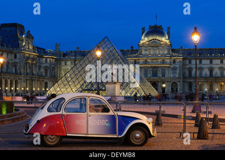 Citroen 2 CV geparkt vor dem Musée du Louvre, Louvre-Museum, Paris, Ile de France, Frankreich Stockfoto
