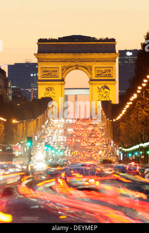 Avenue des Champs-Elysées mit dem Arc de Triomphe, Paris, Ile de France, Frankreich Stockfoto