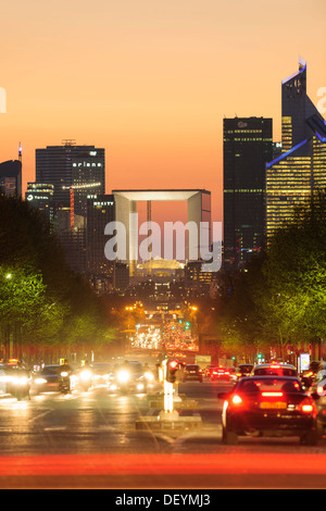 La Défense mit der Avenue De La Grande Armée, Paris, Ile de France, Frankreich Stockfoto