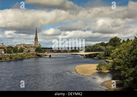 PERTH CITY SCHOTTLAND AN DEN UFERN DES FLUSSES TAY MIT DER STRAßENBRÜCKE UND SMEATONS BRÜCKE IN DER FERNE Stockfoto