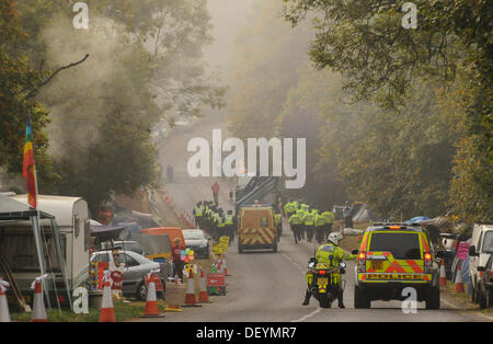 Balcombe, West Sussex, UK. 25. September 2013. Polizisten eskortieren Hebezeug LKW zu der Cuadrilla Test Bohrstelle in Balcombe West Sussex, UK in den frühen Morgennebel. Bildnachweis: David Burr/Alamy Live-Nachrichten Stockfoto