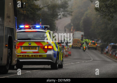 Balcombe, West Sussex, UK. 25. September 2013. Polizei Straßenverkehr, im Morgennebel, zu stoppen, wie einem anderen LKW auf der Cuadrilla Test Bohrstelle in Balcombe, West Sussex, UK Credit begleitet wird: David Burr/Alamy Live News Stockfoto