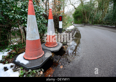 Am Straßenrand Abfluss Abdeckung Diebstahl. Stockfoto