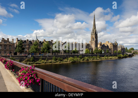 PERTH CITY SCHOTTLAND RIVER TAY UND BLUMEN WEITER STRAßE BRÜCKE Stockfoto