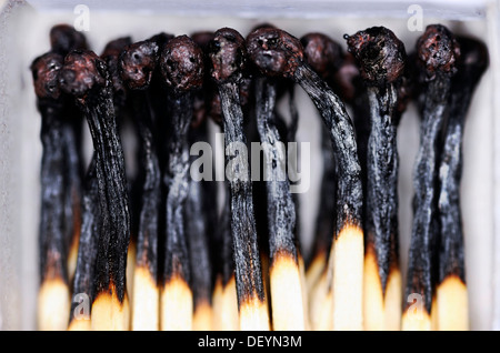 Streichholzschachtel mit gebrannten Spiele, symbolisches Bild für Burnout-Syndrom Stockfoto