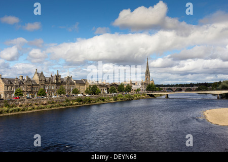 BLICK AUF STADT PERTH SCHOTTLAND MIT RIVER TAY UND ZWEI BRÜCKEN Stockfoto