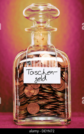 Glas gefüllt mit Euro-Cent-Münzen, Taschengeld, Deutsch für Taschengeld gekennzeichnet Stockfoto