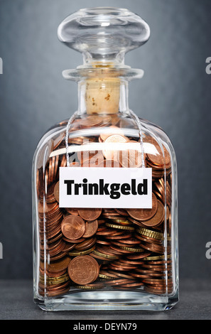 Glas gefüllt mit Euro-Cent-Münzen, Trinkgeld, Deutsch für Tipp gekennzeichnet Stockfoto