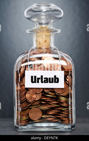 Glas gefüllt mit Euro-Cent-Münzen, Urlaub, Deutsch für Urlaub gekennzeichnet Stockfoto